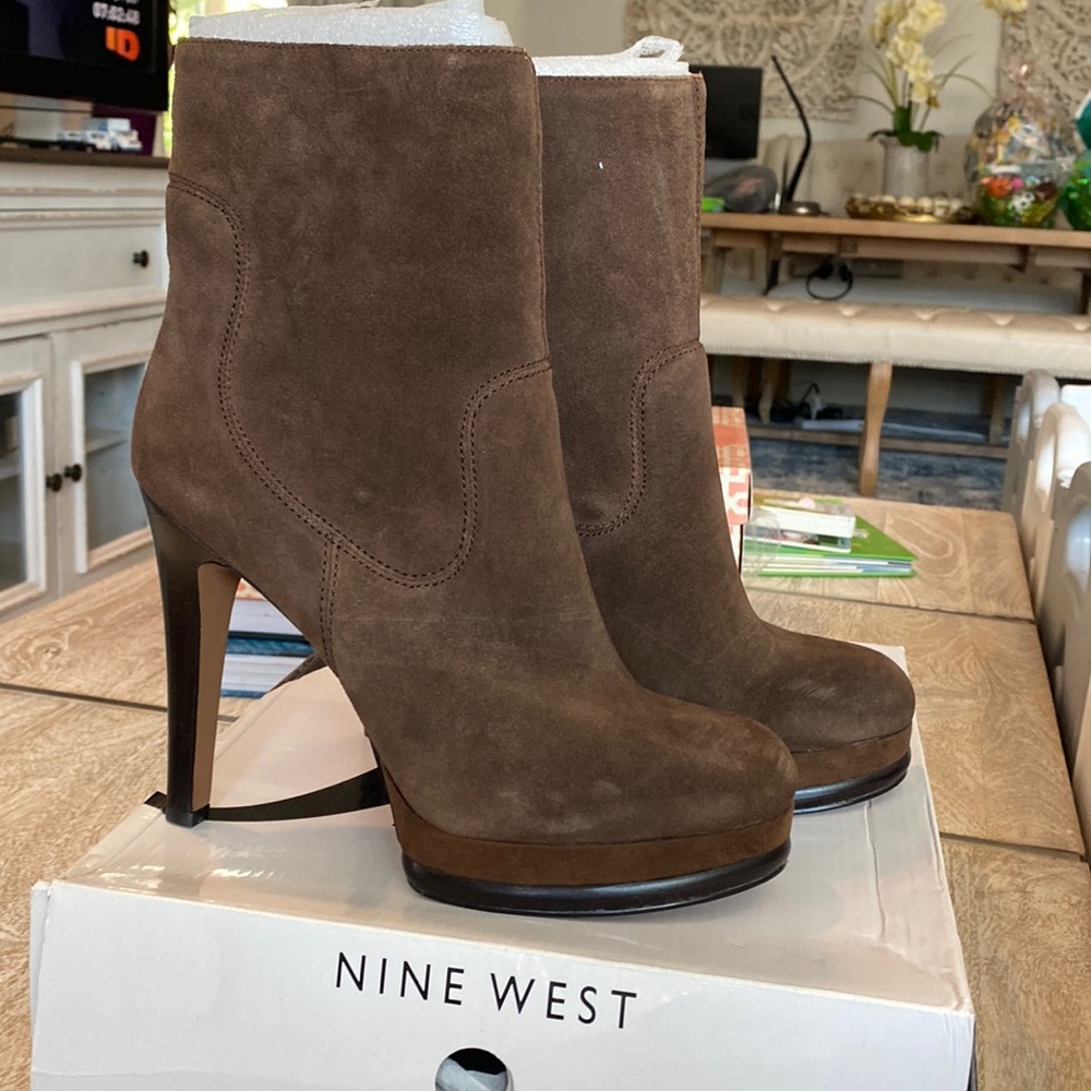 Size 12 women’s brown platform Nine West boot brand new